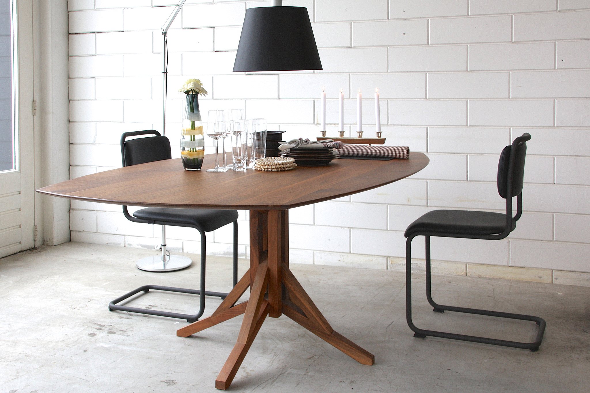HENDRIK OVAAL eettafel / ontwerp uit 2013 van Joeri Koolhoven