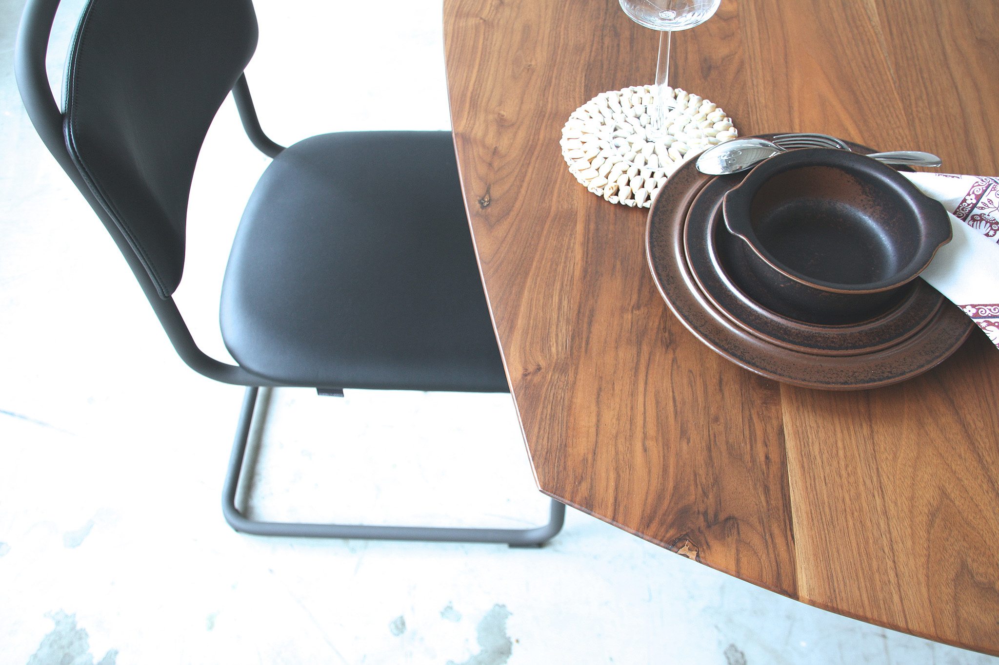 HENDRIK OVAAL eettafel / ontwerp uit 2013 van Joeri Koolhoven