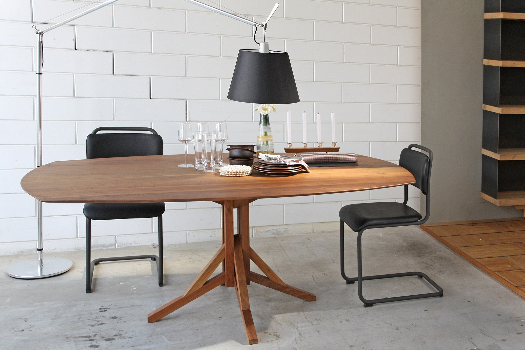 HENDRIK OVAAL eettafel / ontwerp uit 2013 van Joeri Koolhoven