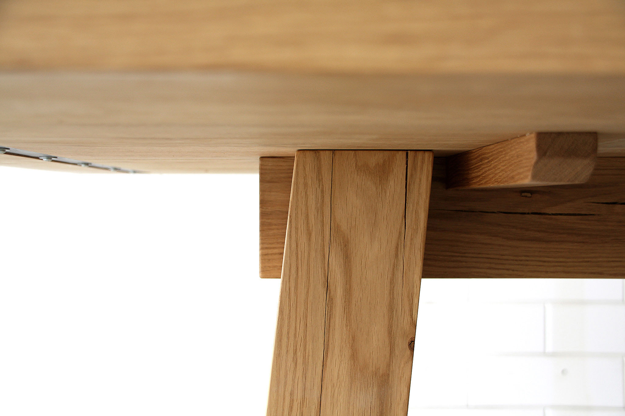 JACKIE eettafel / ontwerp uit 2010 van Joeri Koolhoven