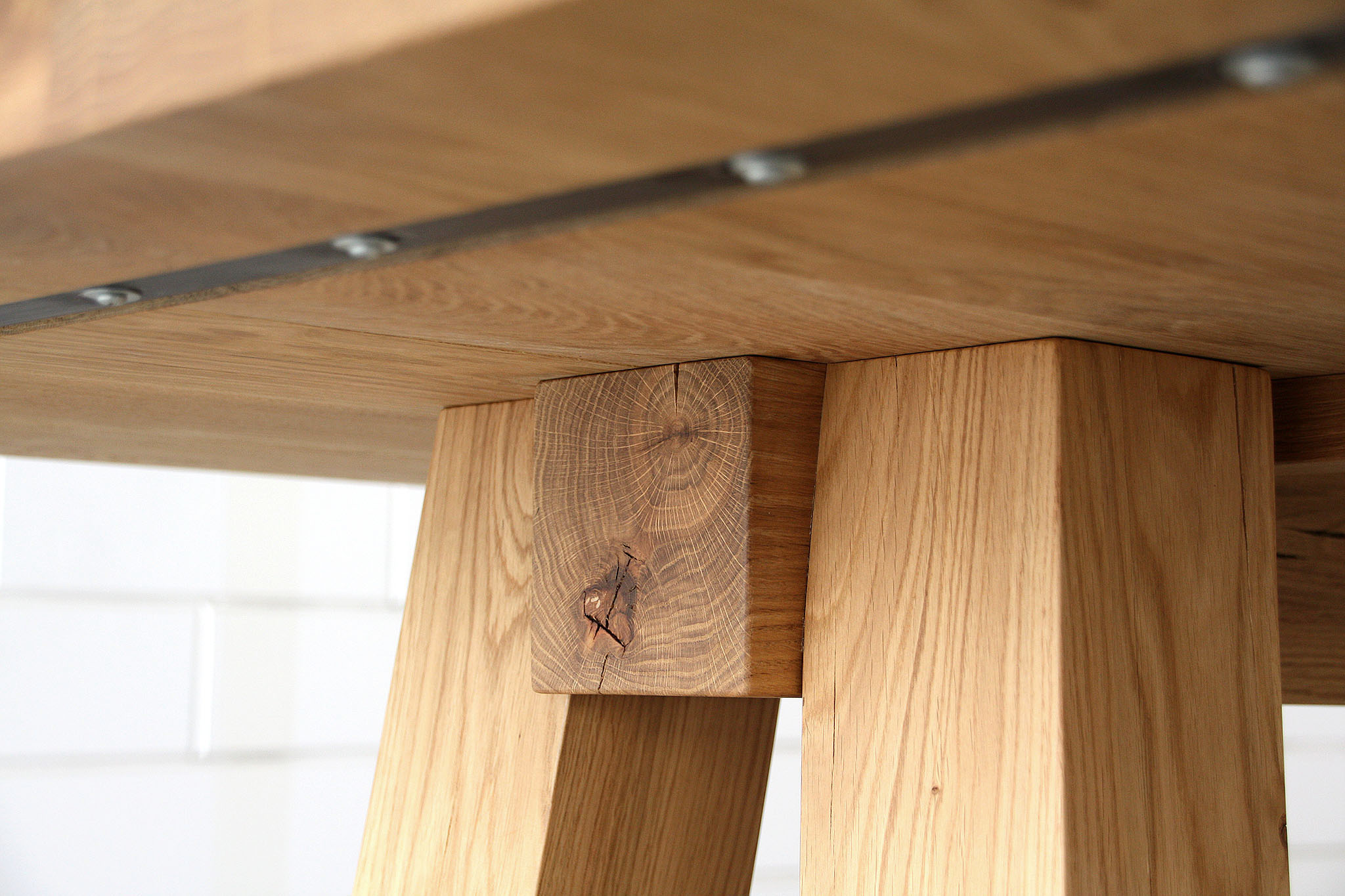 JACKIE eettafel / ontwerp uit 2010 van Joeri Koolhoven